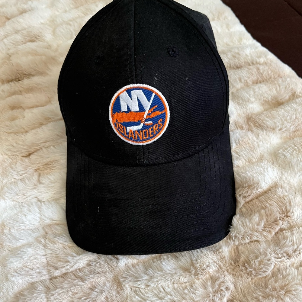New York Islanders Black Baseball Cap with Team Patch
